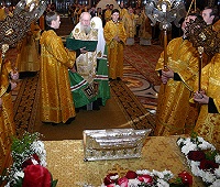 Святейший Патриарх совершил молебен у частицы Животворящего Креста Господня, мощей равноапостольной Марии Магдалины и мученика Кирика