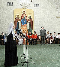 Святейший Патриарх Кирилл и мэр Москвы вручили подарочные наборы специальных книг слепым и слабовидящим детям
