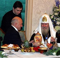 В Храме Христа Спасителя Святейший Патриарх принял участие в детском «Празднике меда», на который были приглашены дети из школ-интернатов и детских домов Москвы