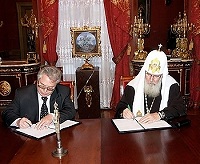 Святейший Патриарх Алексий и президент «Газфонда» В.И.Тарасов подписали соглашение о сотрудничестве
