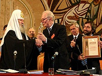 Святейший Патриарх награжден премией свт. Иоанна Златоуста и золотым знаком благотворителя и милостивца