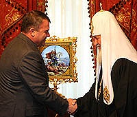 Состоялась встреча Святейшего Патриарха Кирилла с министром обороны России Анатолием Сердюковым