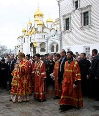 Святейший Патриарх Алексий совершил богослужение в Успенском соборе Кремля и удостоил Патриарших наград ряд клириков города Москвы