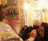 В канун праздника Успения Пресвятой Богородицы Предстоятель совершил Всенощное бдение на подворье Успенского Пюхтицкого монастыря в Москве