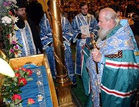 В праздник Благовещения и день преставления святителя Тихона, Патриарха Московского и всея Руси, Святейший Патриарх Алексий совершил молебен в Большом соборе Свято-Донского монастыря у мощей св. Тихона