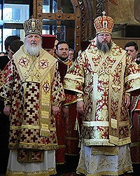 В Неделю жен-мироносиц Святейший Патриарх Кирилл и Блаженнейший Митрополит Иона совершили Божественную литургию в Успенском соборе Кремля