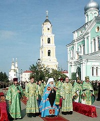 В день памяти преп. Серафима в соборах и на площади Дивеевской обители совершены 3 литургии