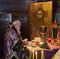 В Великий четверток Святейший Патриарх совершил вечерню и Литургию св. Василия Великого в Храме Христа Спасителя и удостоил ряд клириков московских храмов Патриарших наград