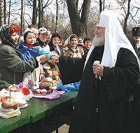 По традиции, в Великую Субботу Святейший Патриарх посетил ряд московских храмов
