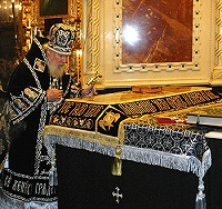 В Великий Пяток Святейший Патриарх совершил вечерню с выносом Святой Плащаницы