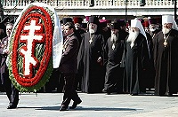В канун Дня Победы православные иерархи и священнослужители возложили венок к могиле Неизвестного солдата