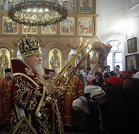 В день праздника св. вмц. Екатерины Святейший Патриарх Алексий совершил Божественную литургию и молебен в Свято-Екатерининском храме на Всполье
