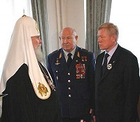 Святейший Патриарх Алексий передал российским космонавтам крест, который будет доставлен на международную космическую станцию