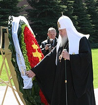 Святейший Патриарх Московский и всея Руси Алексий II возложил венок к памятнику Неизвестному Солдату Святейший Патриарх Московский и всея Руси Алексий II возложил венок к памятнику Неизвестному Солдату