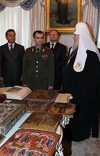 Министр внутренних дел РФ Р.Нургалиев передал Святейшему Патриарху Алексию древние иконы, изъятые в ходе операций, проведенных сотрудниками МВД Министр внутренних дел РФ Р.Нургалиев передал Святейшему Патриарху Алексию древние иконы, изъятые в ходе операций, проведенных сотрудниками МВД