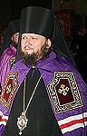 Православные жители Сум провели молитвенное стояние в защиту епископа Евлогия, вызванного для дачи показаний в прокуратуру по требованию раскольников