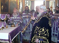 В день воспоминания Тайной Вечери Святейший Патриарх совершил Божественную литургию и чин освящения Мира в Богоявленском кафедральном соборе Москвы
