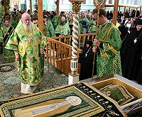 Святейший Патриарх Алексий совершил Божественную литургию и молебен у мощей преподобного Серафима Саровского