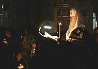 Предстоятель совершил Великое повечерие с чтением Великого канона святого Андрея Критского в храме Пюхтицкого подворья в Москве