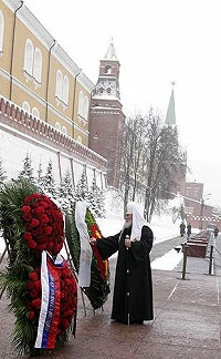 В День защитника Отечества Предстоятель Русской Православной Церкви возложил венок к памятнику Неизвестному солдату