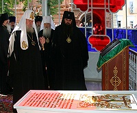 Святейший Патриарх продолжил паломничество к святыням Сарова и совершил молебен преп. Серафиму Саровскому на площади перед колокольней Успенской пустыни