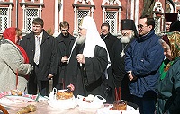 По традиции, в Великую Субботу Святейший Патриарх Алексий посетил ряд московских храмов