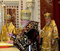 В День Тезоименитства Святейший Патриарх Московский и всея Руси Алексий II совершил в Храме Христа Спасителя Божественную литургию и молебен святителю Алексию, Митрополиту всея Руси