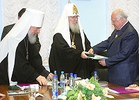 Святейший Патриарх наградил орденами Русской Православной Церкви сотрудников и благотворителей Фонда единства православных народов