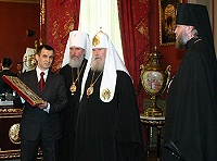 Министр внутренних дел РФ Р.Г.Нургалиев передал Святейшему Патриарху Алексию список Курской Коренной иконы Божией Матери «Знамение», ранее похищенный из Знаменского кафедрального собора г.Курска