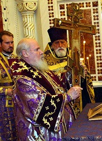 Накануне праздника Воздвижения Честного и Животворящего Креста Господня Святейший Патриарх совершил богослужение в Храме Христа Спасителя