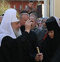 В день памяти блаженной Матроны Московской Предстоятель Русской Церкви совершил Божественную литургию в Покровском женском монастыре