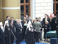 В рамках выставки «Православная Русь» Святейший Патриарх вручил памятные подарки и почетные грамоты многодетным семьям