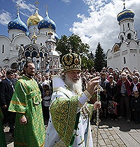 В праздник Пятидесятницы Святейший Патриарх Кирилл совершил Божественную литургию в Успенском соборе Троице-Сергиевой Лавры