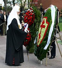 Накануне Дня Победы Святейший Патриарх возложил венок к памятнику Неизвестному Солдату