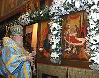 В Богородице-Рождественском монастыре Святейший Патриарх совершил Божественную литургию и поклонился частице Животворящего Креста Господня