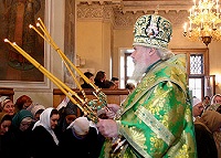 В день памяти свв. благоверных князей Александра Невского и Даниила Московского Святейший Патриарх совершил Божественную литургию в Троицком соборе Данилова монастыря