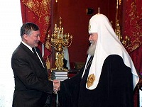 Делегация Международной Ассоциации фондов мира во главе с Анатолием Карповым передала Святейшему Патриарху Алексию Сводный том «Памяти павших. Великая Отечественная война 1941-1945»