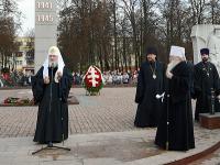 Святейший Патриарх Кирилл возложил венок к памятнику героям Великой Отечественной войны в Подольске