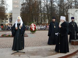 Святейший Патриарх Кирилл возложил венок к памятнику героям Великой Отечественной войны в Подольске