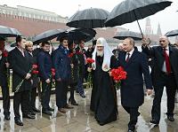 Святейший Патриарх Кирилл принял участие в церемонии возложения цветов к памятнику Кузьме Минину и Дмитрию Пожарскому на Красной площади