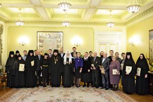 Святейший Патриарх Кирилл вручил награды сотрудникам Московской Патриархии, отмечающим знаменательные даты в 2013 году