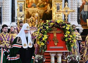 В праздник Воздвижения Креста Господня Святейший Патриарх Кирилл совершил Литургию в Храме Христа Спасителя