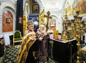 В канун Недели Крестопоклонной Святейший Патриарх Кирилл совершил всенощное бдение с чином выноса Креста в Храме Христа Спасителя