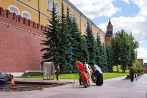 В День памяти и скорби Предстоятель Русской Церкви возложил венок к могиле Неизвестного солдата у Кремлевской стены