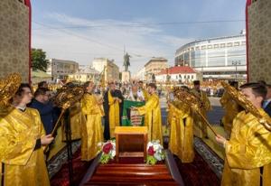 В праздник 300-летия перенесения мощей благоверного князя Александра Невского в Санкт-Петербург Святейший Патриарх Кирилл совершил молебен на площади Александра Невского в Северной столице