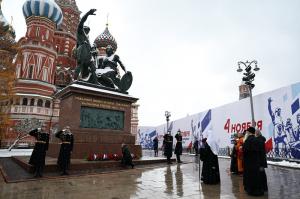 Святейший Патриарх Кирилл принял участие в церемонии возложения цветов к памятнику Кузьме Минину и Дмитрию Пожарскому на Красной площади